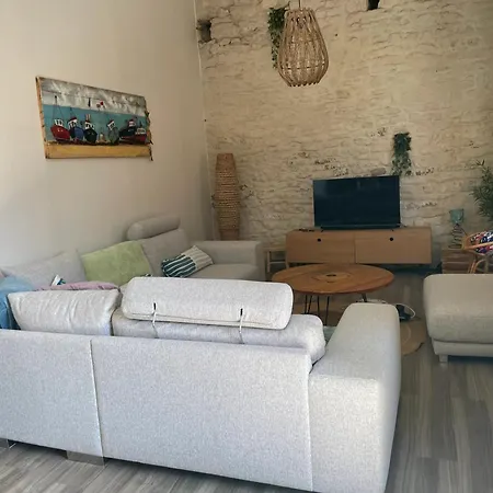Maison Confortable à Avec Grand Jardin Clôturé